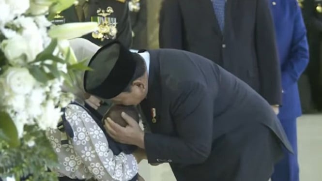 Presiden Prabowo Berikan Penghormatan Terakhir kepada Tiga Prajurit TNI Pahlawan yang Gugur dalam Misi Perdamaian Lebanon