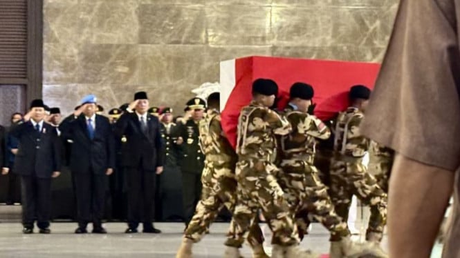 SBY Hormati Jasa Pahlawan: Kenakan Baret Pasukan Perdamaian saat Sujud Duka Atas Gugurnya Tiga Prajurit TNI di Bumi Lebanon