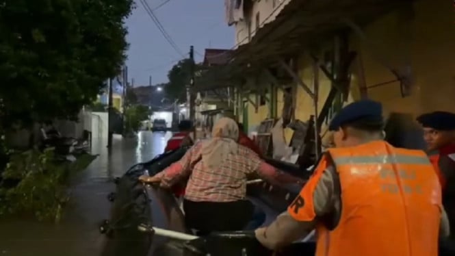 Operasi Penyelamatan Darurat di Bukit Pamulang Indah: Ratusan Warga Terisolasi Akibat Banjir Setinggi Satu Meter