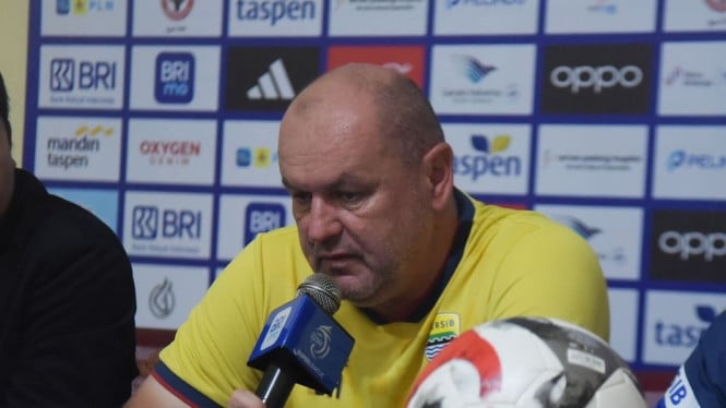 Hodak Ungkap Ketangguhan Persib di Babak Awal Lawan Semen Padang, Strategi Defensif Berbuah Manis