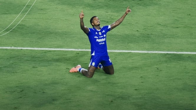 Persib Bandung Kuatkan Posisi Puncak dengan Kemenangan Telak atas Semen Padang