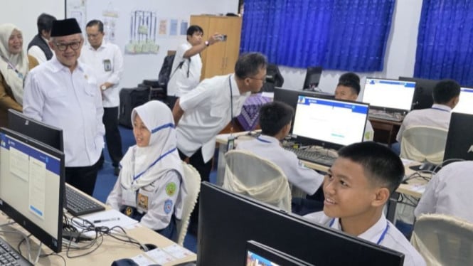 Mendikdasmen Abdul Mu'ti Tinjau Langsung Pelaksanaan TKA SMP, Berikan Bimbingan Strategi Mengerjakan Soal kepada Siswa