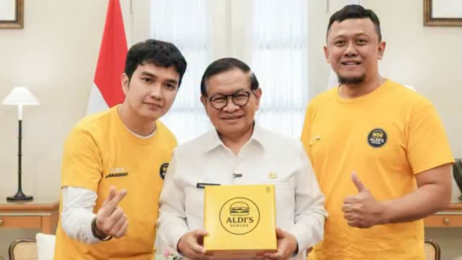 Gubernur DKI Jakarta Pramono Anung Apresiasi Usaha Kuliner Lokal Aldi's Burger di Cempaka Putih