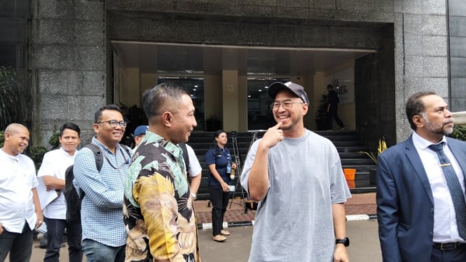 Pertemuan Mengejutkan Pandji Pragiwaksono dan Dharma Pongrekun di Kantor Polda Metro Jaya Mencuri Perhatian Publik
