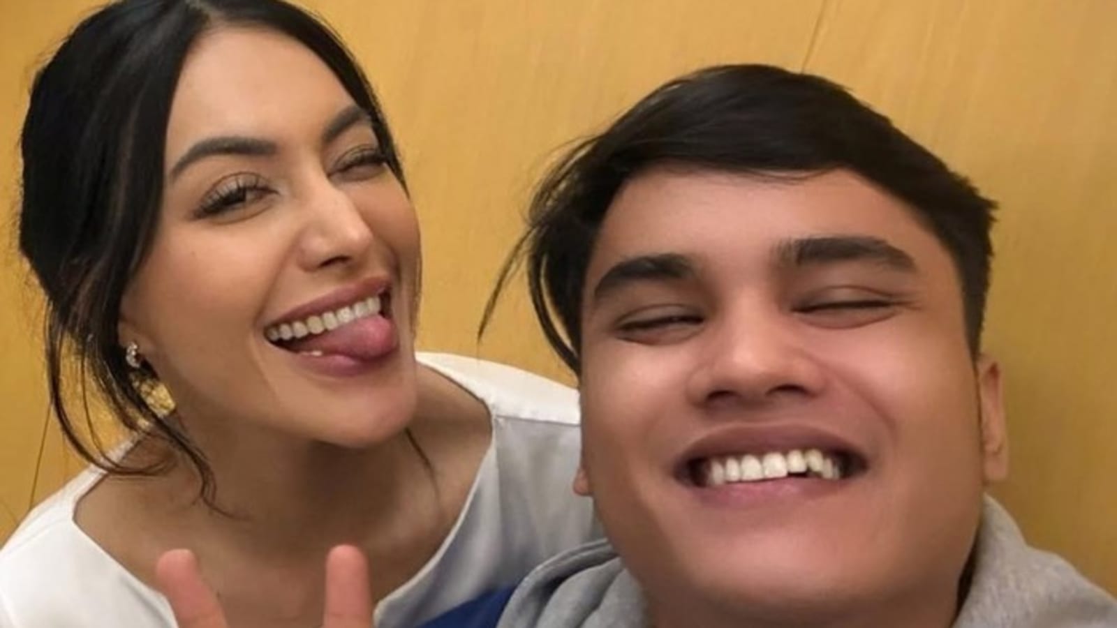 Denada Klarifikasi Pencampuradukan Identitas Ayah Ressa Rizky: Bukan Teuku Ryan yang Dimaksud