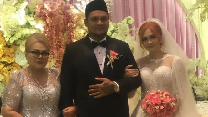 Eva Manurung Buka Suara Terkait Kehamilan Menantu: Transparansi Lebih Baik Daripada Menyembunyikan Fakta