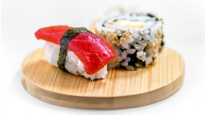 Infeksi Bakteri Salmonella dari Sushi Memicu Komplikasi Serius: Wanita Muda Terpaksa Dirawat di ICU dengan Kondisi Kelumpuhan