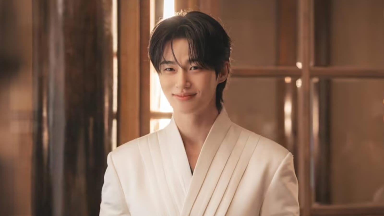 Byeon Woo-seok: Dari Panggung Fashion Seoul Menjelma Menjadi Aktor Antagonis Berkharisma di Drama Disney