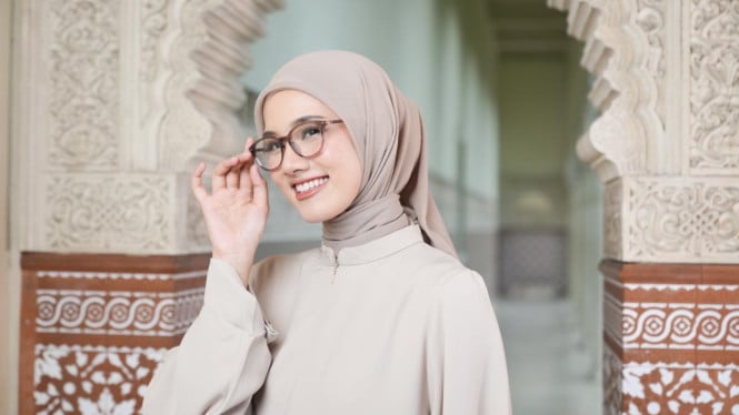 Wanita Berhijab Pengguna Kacamata: Solusi Praktis Mengatasi Ketidaknyamanan Sehari-hari