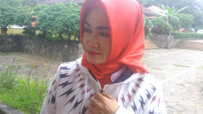Kontroversi Gaya Hidup dan Kesulitan Ekonomi: Ibunda Julia Perez Tegaskan Hak Pribadinya di Tengah Kritik Publik