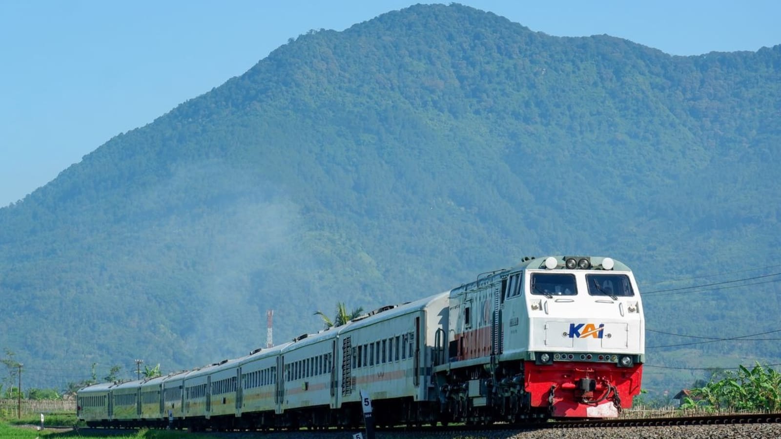 Rekor Baru Pariwisata: 129 Ribu Wisatawan Asing Pilih Kereta Api Jarak Jauh sebagai Moda Transportasi