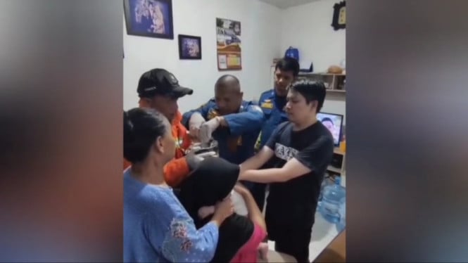 Heroik! Tim Damkar Bandung Berhasil Selamatkan Bayi Berusia Satu Tahun dari Jeratan Kaleng Biskuit