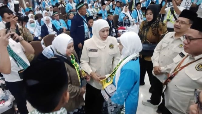 Gubernur Khofifah Resmi Berangkatkan 374 Jemaah Haji Gelombang Pertama dari Surabaya dengan Doa dan Harapan