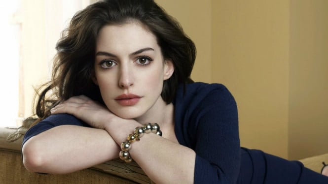 Anne Hathaway Terharu Terima Hadiah Alquran dari Penggemar, Ucap 'Insya Allah' Viral di Media Sosial