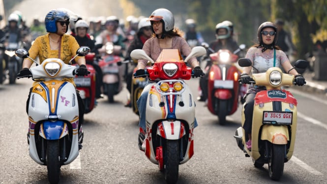 Mengendarai Sepeda Motor: Bagaimana Perempuan Indonesia Menemukan Kebebasan dan Identitas Diri