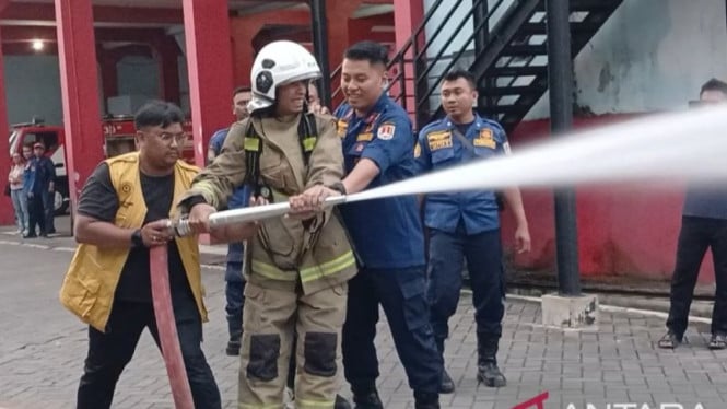 Debt Collector Pinjol Rekayasa Kebakaran untuk Teror Debitur, Polisi Periksa Aksi Mengancam yang Meresahkan