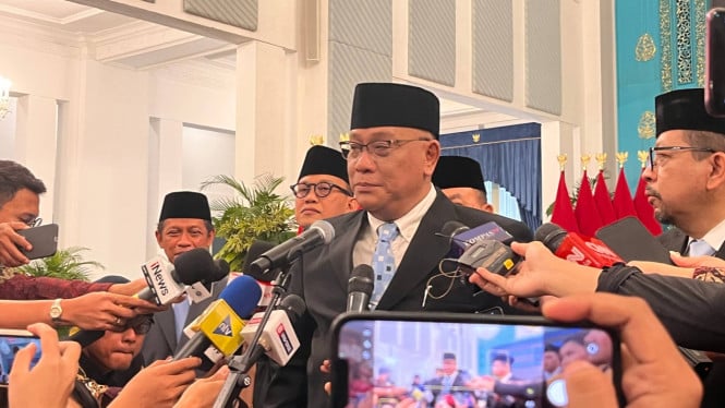 Jumhur Hidayat Resmi Jabat Menteri Lingkungan Hidup, Rocky Gerung Soroti Pentingnya Keberagaman Latar Belakang dalam Kabinet