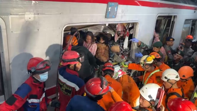Tragedi Tabrakan KRL di Bekasi Timur: Tiga Penumpang Meninggal, Puluhan Lainnya Terluka dalam Insiden Bersejarah