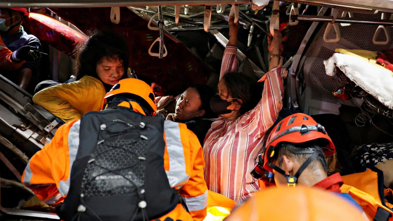 Tragedi Tabrakan KRL-Argo Bromo di Bekasi: Tujuh Nyawa Melayang, Puluhan Korban Dirawat Darurat