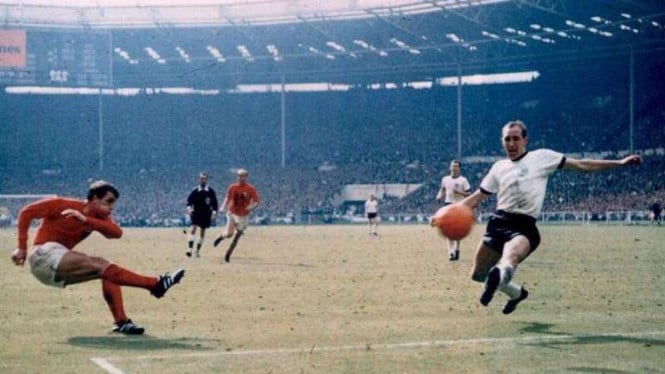 Kisah Heroik Geoff Hurst: Dari Prestasi Gemilang hingga Perjuangan Ekonomi yang Kelam