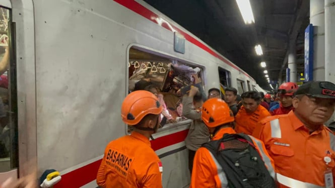 Momen Penuh Emosi saat Tim Penyelamat Evakuasi Korban Selamat dari Insiden Kereta Api Bekasi Timur