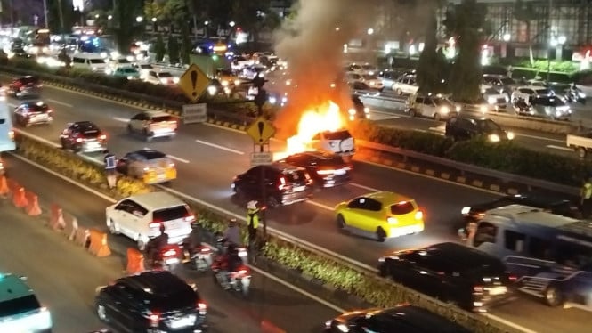 Kepanikan di Tol Dalam Kota: Mobil Sedan Terbakar Sebabkan Kemacetan Total pada Jam Pulang Kerja