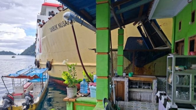Kapal Penumpang KM Sabuk Nusantara 106 Alami Kecelakaan di Banda Neira, Satu Rumah Warga Hancur