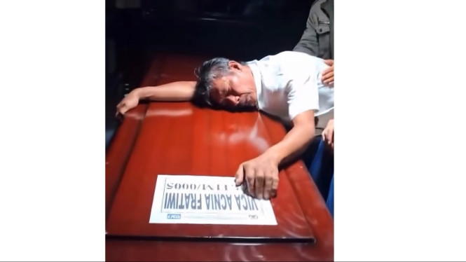 Tragedi di Rel Baja: Ayah Putrinya Korban Melepas Sesal dalam Pelukan Peti Jenazah