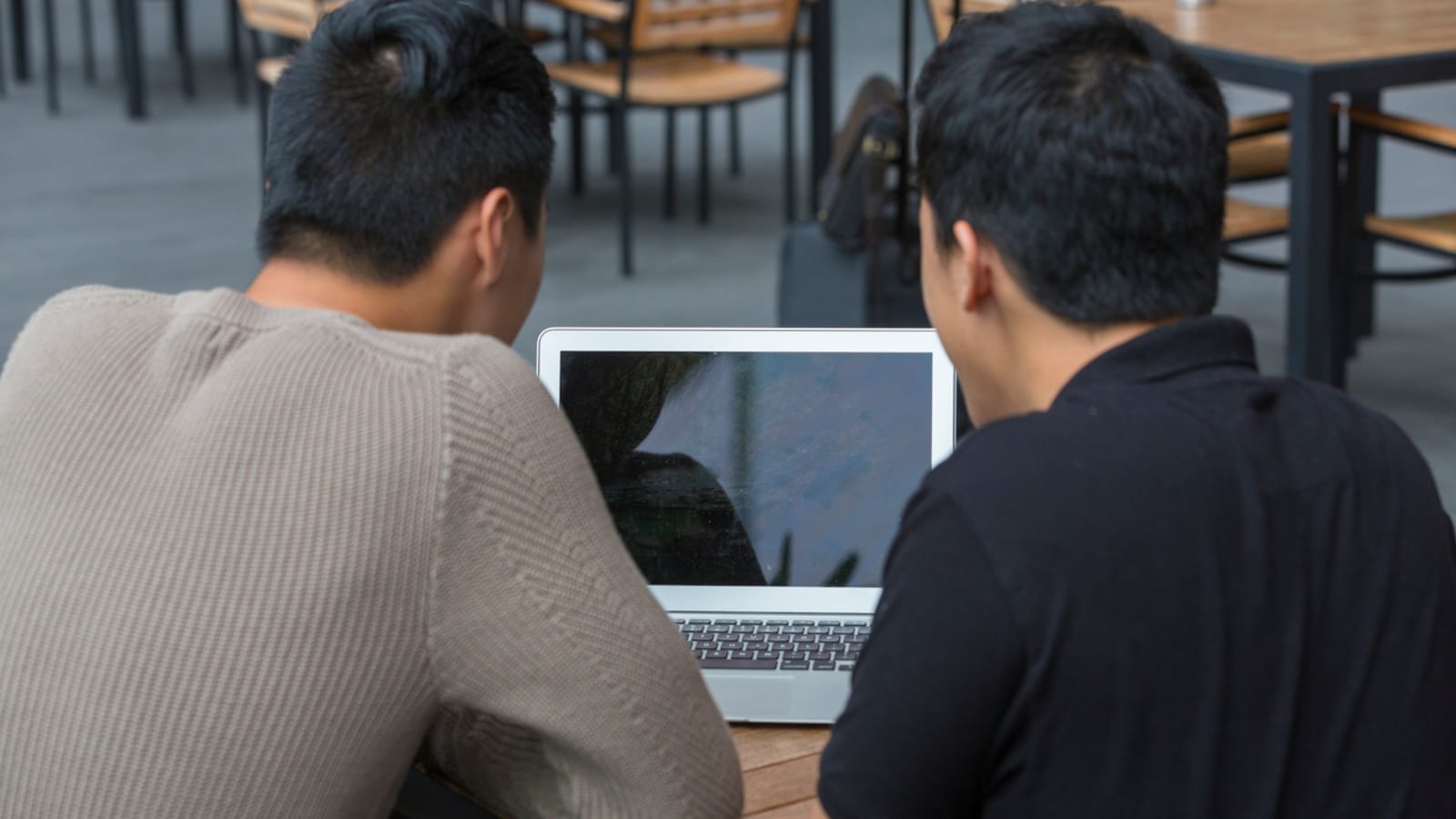 Ranah Digital yang Gelap: Kekerasan Seksual Online Meninggalkan Luka Mendalam pada Korban Perempuan