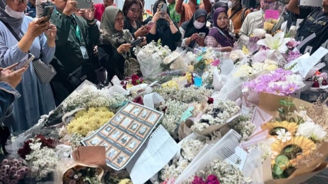 Stasiun Bekasi Timur Menjadi Medan Doa, Ratusan Karangan Bunga Menghiasi Dalam Berkabung atas Tragedi KRL