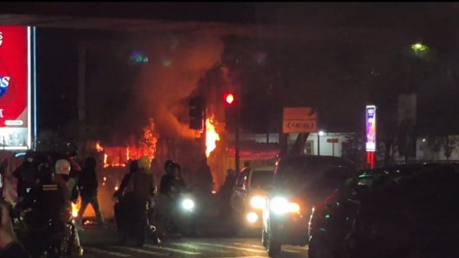 Aksi Buruh 1 Mei di Bandung Berubah Alot: Bentrok Massa, Pos Polisi Terbakar, Puluhan Diamankan