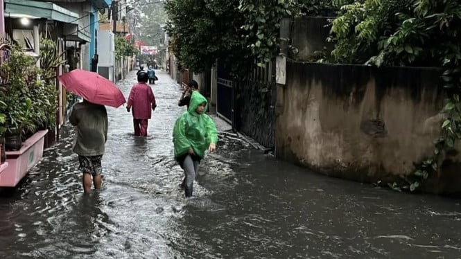 Banjir Melanda Jakarta Selatan: 12 Komunitas Warga Terisolasi Akibat Meluapnya Kali Krukut
