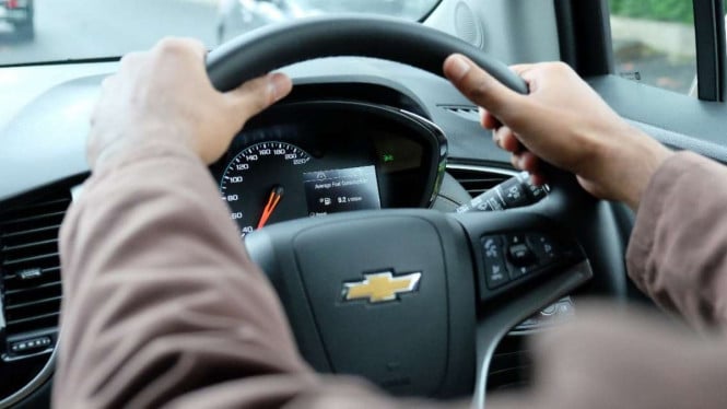 Revolusi Teknik Mengemudi: Mengapa Posisi Tangan Jam 10-2 Sudah Zamannya Ditinggalkan