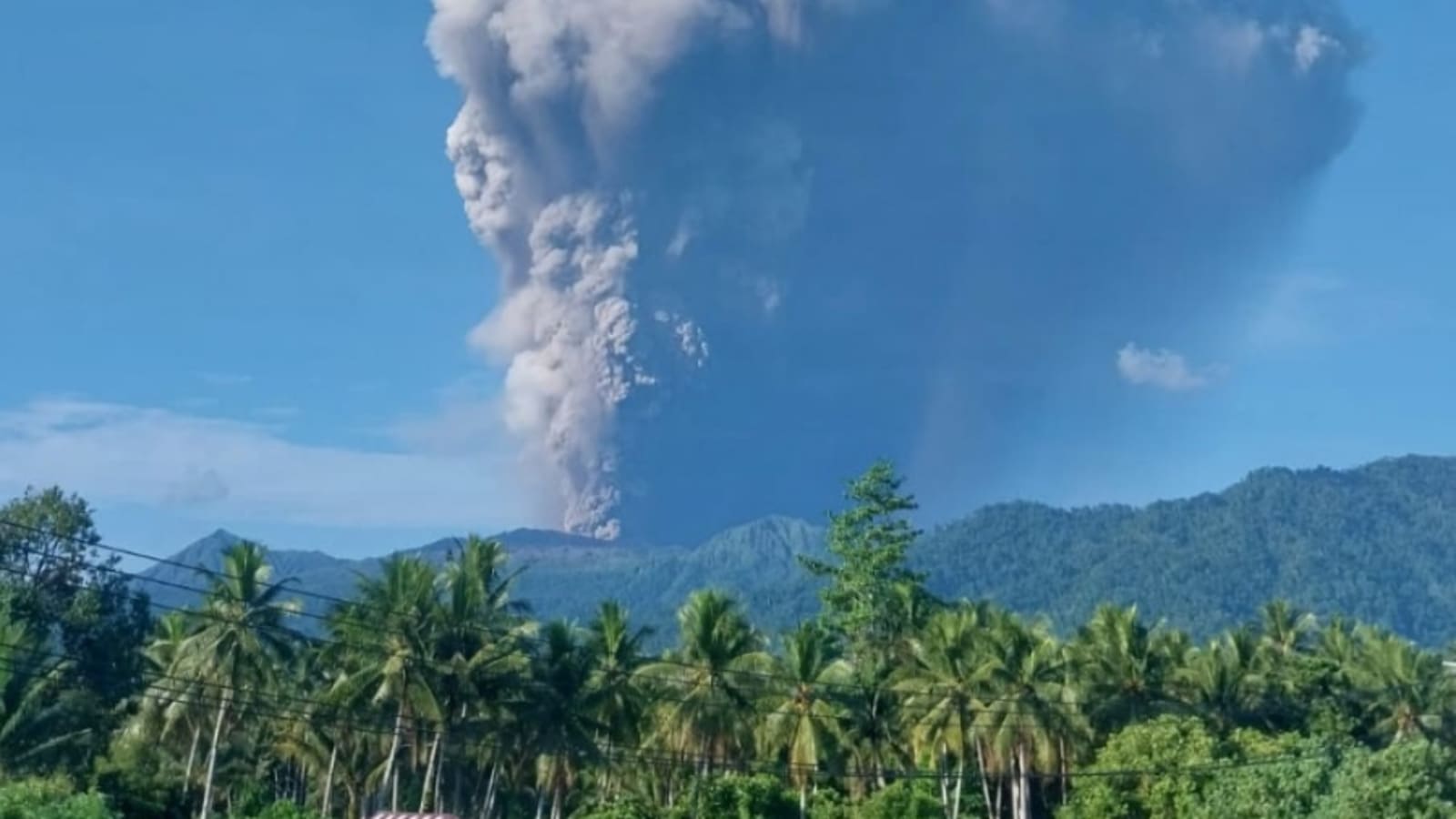 Bencana Gunung Dukono: Tiga Pendaki Meninggal dalam Letusan Eksplosif, Satu Warga Negara Singapura Masih Hilang