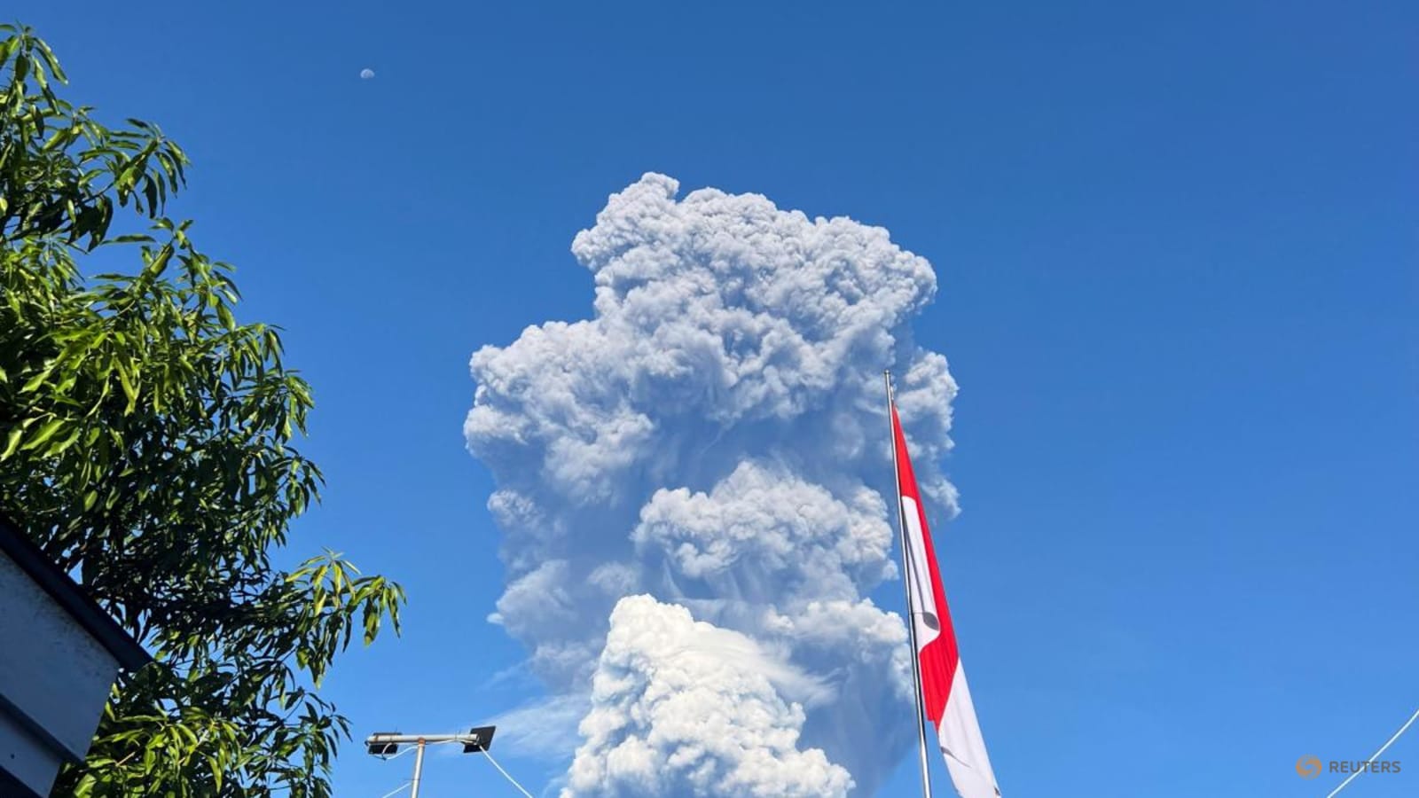 Bencana Erupsi Gunung Dukono: Singapura dan Indonesia Bergerak Cepat Evakuasi Pendaki Asing yang Terperangkap
