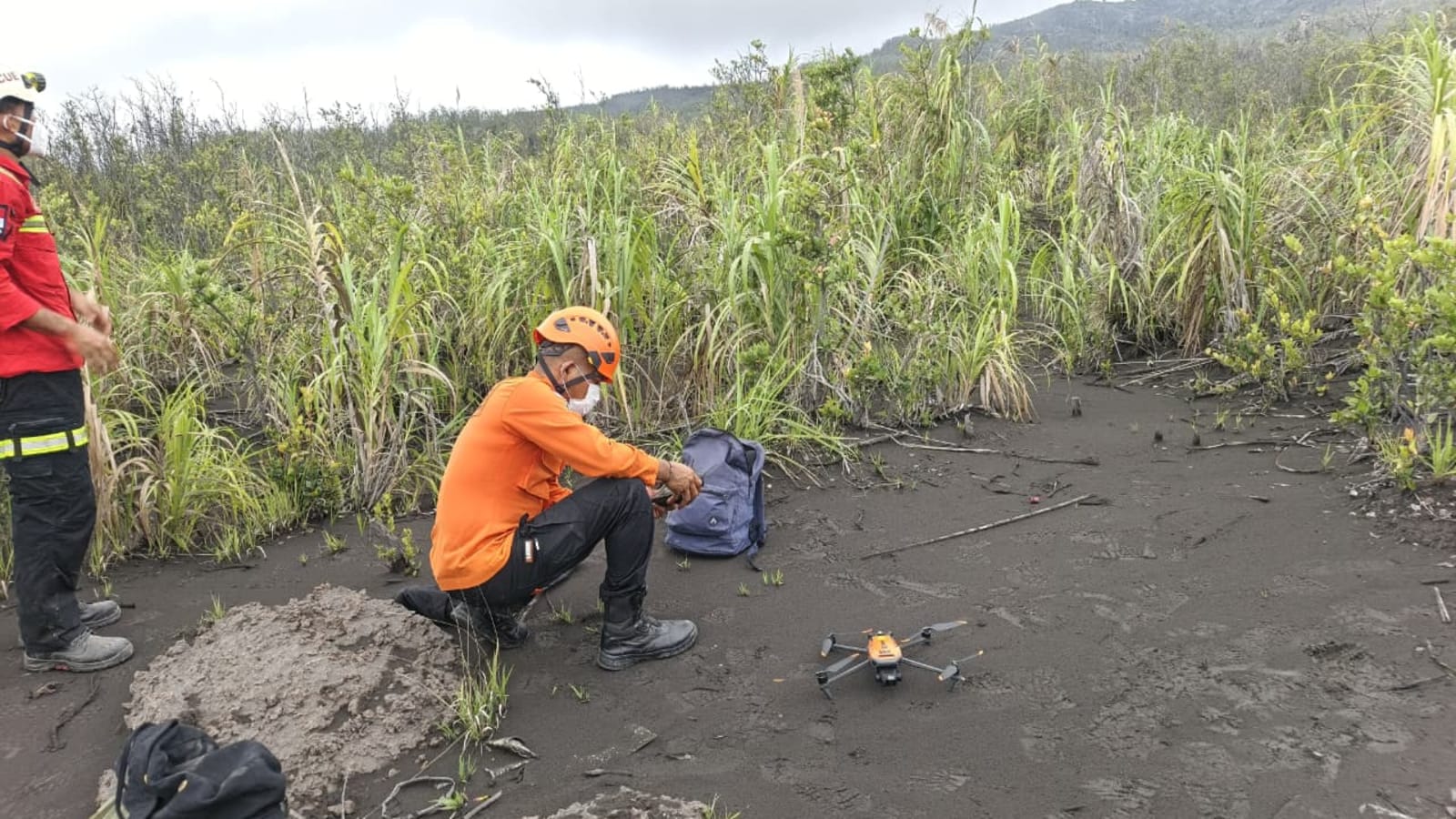 Tragedi Mendaki Gunung Dukono: Jenazah Dua Wisatawan Singapura Berhasil Dievakuasi Setelah Operasi Penyelamatan Berlapis