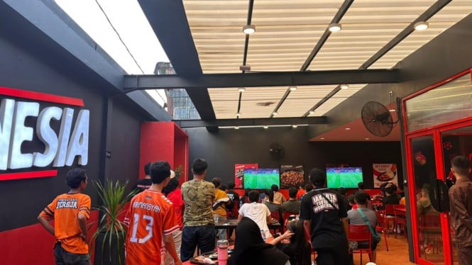 Pertandingan Sepakbola Transforms Menjadi Fenomena Sosial: Nobar Persija versus Persib Mencerminkan Pergeseran Gaya Hidup Masyarakat Indonesia