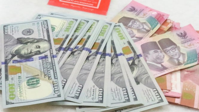 Nilai Tukar Rupiah Terus Terkoreksi, Ekonom Khawatir Beban Utang Negara Membengkak di 2026
