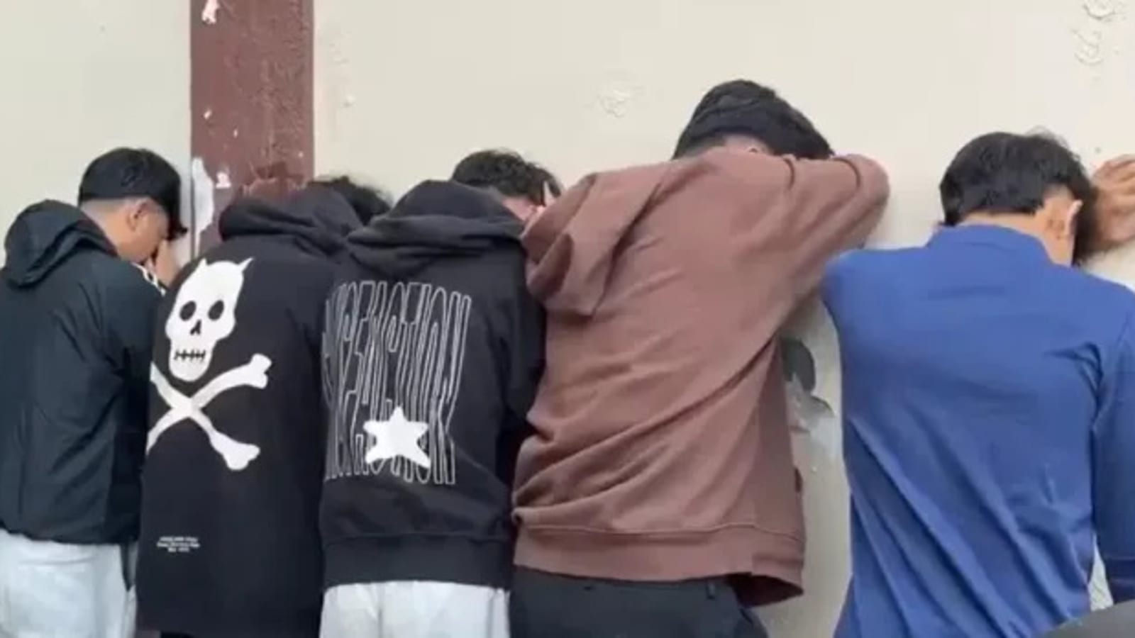Operasi Penggerebekan Karawang: Lima Pemuda Ditangkap atas Dugaan Pelanggaran Kesusilaan di Lokasi Hiburan Malam