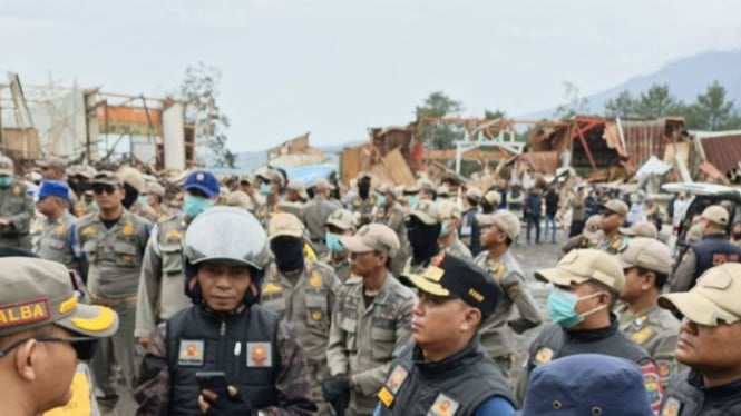 Operasi Besar-besaran Penertiban Kios Ilegal di Puncak Pass, 160 Struktur Bangunan Diratakan ke Tanah