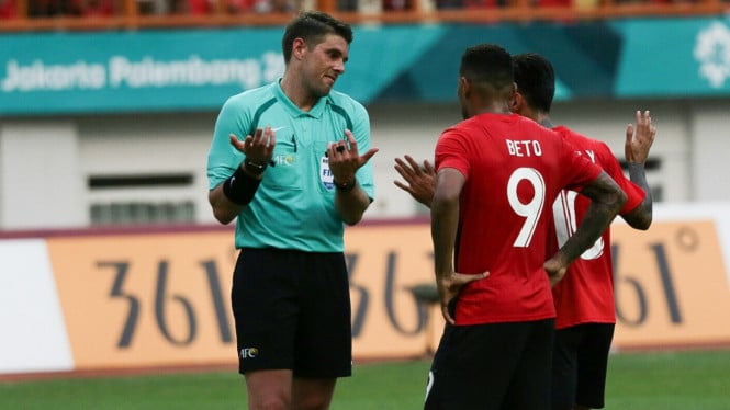 Bersih dari Tuduhan, Wasit Australia Shaun Evans Dinyatakan Tidak Bersalah atas Gestur Kontroversial di Piala Dunia 2026