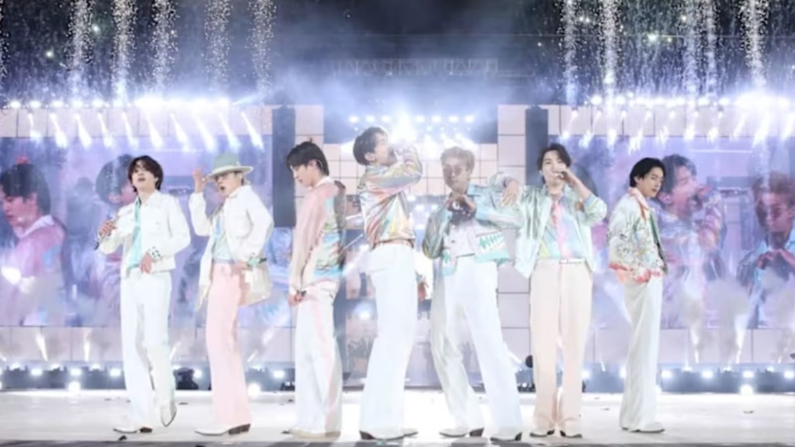 Fenomena Antusiasme Penggemar K-Pop: Konser BTS Jakarta Hari Ketiga Terjual Habis dalam Hitungan Menit