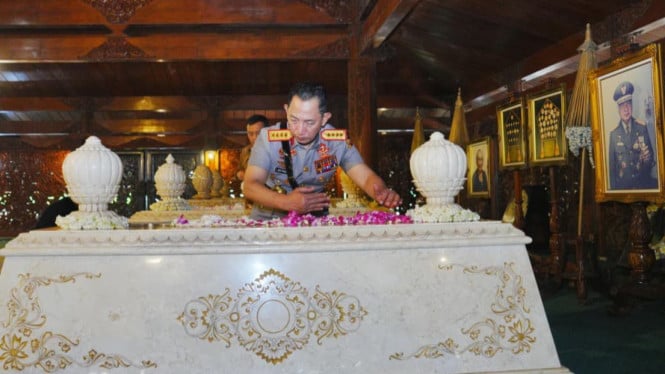 Kapolri Sigit Prabowo Lanjutkan Tradisi Ziarah ke Makam Presiden Soekarno, Gus Dur, hingga Soeharto Menjelang Peringatan Hari Bhayangkara