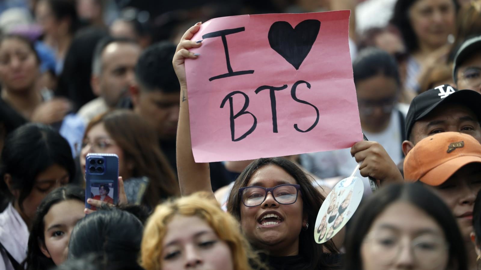 Gelaran Konser K-pop BTS di Singapura Menciptakan Lonjakan Dramatis Permintaan Akomodasi Hotel