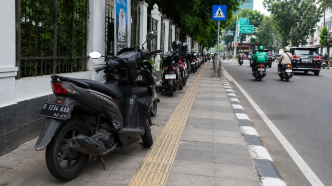 Korlantas Polri Intensifkan Operasi Penertiban: Parkir di Trotoar Siap-siap Bayar Denda Besar