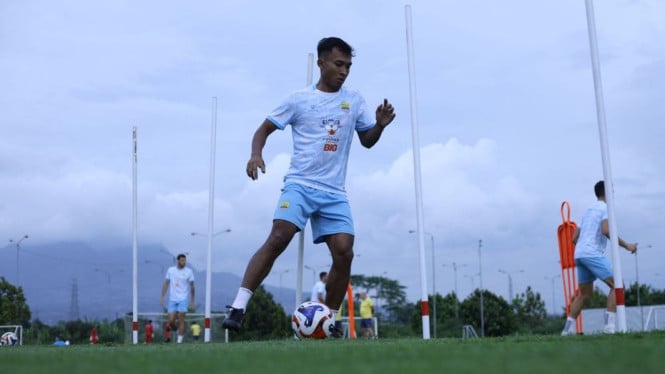 Persib Bandung Resmi Lepas Robi Darwis, Bek Penyumbang Dua Trofi Juara Cari Pengalaman Baru