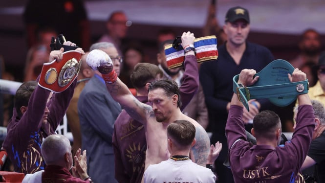 Usyk Lepaskan Semua Gelar Juara Dunia, Mengisyaratkan Pensiun dari Kancah Tinju Profesional