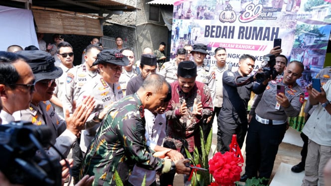 Polri Bedah 80 Rumah Warga di Seluruh Nusantara, Usin Kini Nikmati Hunian Berteknologi Panel Surya