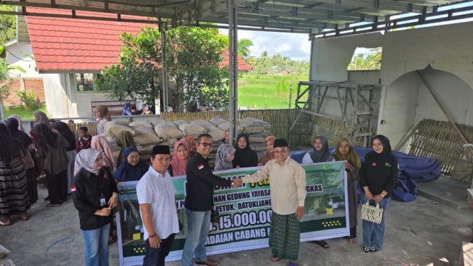 Pegadaian Praya Wujudkan Komitmen Sosial Melalui Pembangunan Sarana Pendidikan dan Literasi Investasi Emas untuk Generasi Muda