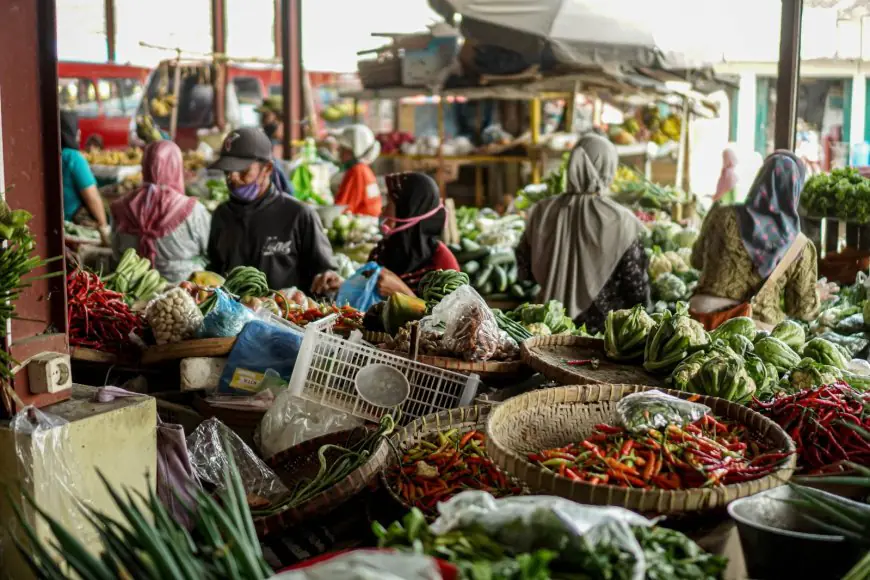 Paradoks Ekonomi: Mengapa Konsumsi Rakyat Tetap Terpuruk Padahal Harga Sembako Sudah Turun